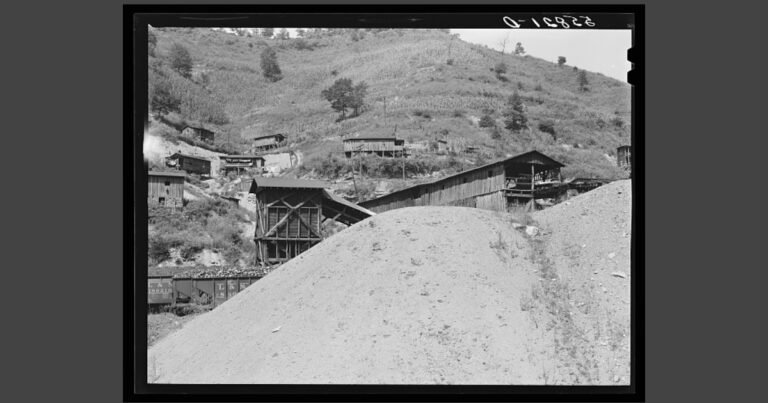 Hillside homes near Hazard, Kentucky, 1940. Farm Security Administration / Library of Congress.