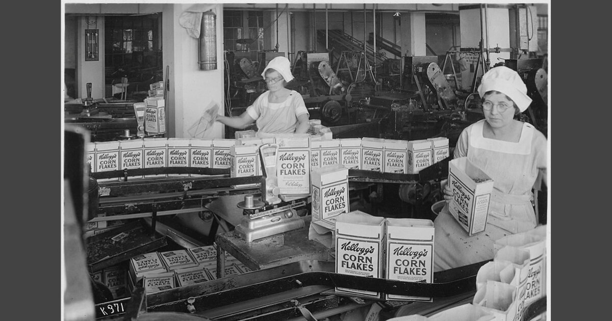 Women inspecting filled Kellogg’s Corn Flakes boxes at the Battle Creek factory, August 22, 1934. U.S. National Archives.