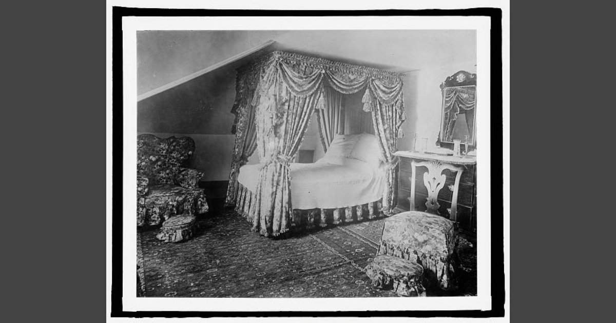 Martha Washington’s bed chamber at Mount Vernon, Virginia. Library of Congress. Empty bed.